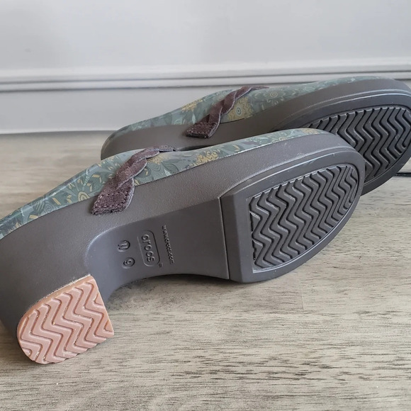 Crocs Clogs Womens Sarah Size 9W Blue Floral Dual Comfort Chunky Heel - Picture 7 of 9